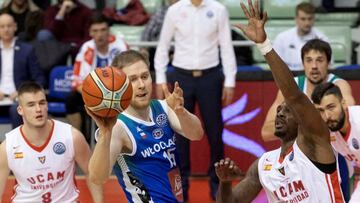 Ovie Soko, figura destacada del UCAM Murcia, frena al polaco del Anwil Jaroslaw Zyskowski.