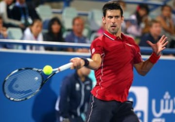 Novak Djokovic derrotó a Stanislas Wawrinka y jugará la final del torneo de exhibición Abu Dhabi con Andy Murray que derrotó a Rafael Nadal. 