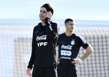 Nacido en Madrid (2004) y criado, futbol赤sticamente, en las categor赤as inferiores del Atl谷tico, con el que fue pichichi de LaLiga Promises en 2016, el hoy extremo del juvenil del Manchester United es otro de los futbolistas espa?oles que han copado la actualidad en las 迆ltimas semanas por decidir acudir a la llamada de otra selecci車n. De madre argentina, Garnacho ya hab赤a vestido La Roja en categor赤a sub-18, pero el pasado mes de marzo fue convocado por Lionel Escaloni para los partidos de Argentina ante Venezuela y Ecuador, el futbolista, de 17 a?os, acudi車 a la cita. Aunque su debut con la absoluta albiceleste no lleg車, s赤 jug車 con la sub-20. Eso s赤, esto no impedir赤a que pudiera hacerlo todav赤a con La Roja (por el cambio legal que supuso el caso Munir).