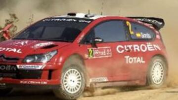 <b>LOEB ACECHA.</b> El actual campeón del mundo ha terminado la primera etapa un lugar por detrás del español.