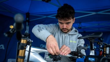 Técnico de Orbea del OOLAB, laboratorio de innovación, trabajando en una bici de MTB