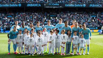 Los jugadores del Celta posan junto a niños en los prolegómenos del partido contra el Atlético de Madrid disputado en Balaídos.