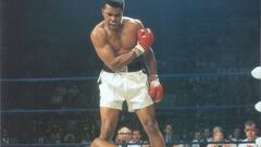 Muhammad Ali revalidó su título de campeón del mundo de pesos pesados ante Sonny Liston el 25 de mayo de 1965, en uno de los combates más polémicos y extravagantes de la historia del boxeo.