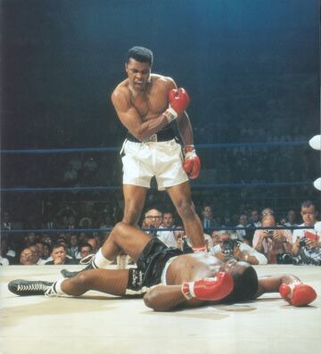 Muhammad Ali revalidó su título de campeón del mundo de pesos pesados ante Sonny Liston el 25 de mayo de 1965, en uno de los combates más polémicos y extravagantes de la historia del boxeo.