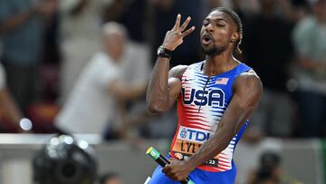 El atleta estadounidense Noah Lyles celebra sus tres medallas de oro en los Mundiales de Atletismo de Budapest tras ganar el relevo 4x100 con Estados Unidos.