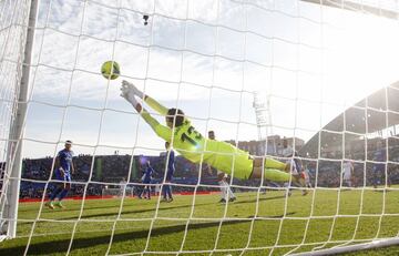 Soria evit¨® as¨ª el empate del Madrid al detener un remate de bote pronto de Casemiro.