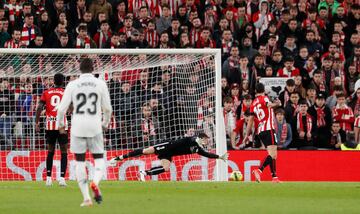 0-2. El disparo de Toni Kroos sale muy ajustado al poste y Unai Simón, pese a su estirada, no puede evitar el segundo gol.