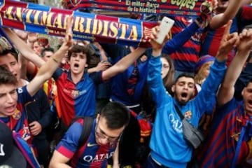 FC Barcelona's supporters celebrate their team's 24th La Liga title at the Canaletes fountain on Las Ramblas in Barcelona, on May 14, 2016.