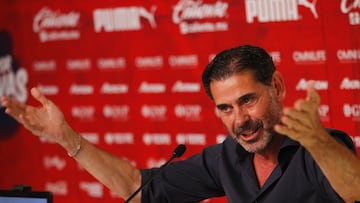 MEX6556.GUADALAJARA (MÉXICO), 31/05/2023.- El director deportivo del club Guadalajara, Fernando Hierro. habla durante una rueda de prensa hoy, en las instalaciones del Estadio Akron, en Guadalajara, Jalisco (México). El español Fernando Hierro, director deportivo de las Chivas del Guadalajara del fútbol mexicano, afirmó este miércoles que mira hacia adelante en el proyecto de su equipo, después de que el domingo pasado perdió la final del torneo Clausura 2023. EFE/ Francisco Guasco