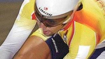 <b>SCHALEYER HALLE.</b> Imagen del velódromo en una prueba de keirin, seis ciclistas tras un ciclomotor que se aparta a tres vueltas del final.