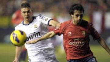 Alejandro Arribas en plea pugna por el bal&oacute;n con Karim Benzema.