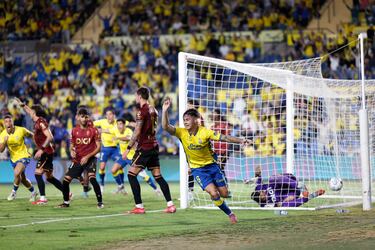 Parecía que el partido entre Las Palmas y el Cádiz estaba abocado al empate, hasta que apareció Barcia por el segundo palo, en el minuto 85, para rematar un balón al fondo de la red con un cabezazo. En su salto se adelantó a un despistado Kovacevic.