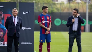 Deco, durante la presentaci¨®n de Cancelo en 2023.