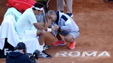 Roger Federer recibe asistencia m&eacute;dica durante su partido ante Borna Coric   en el Masters 1.000 de Roma.