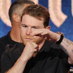 Canelo y Crawford casi llegan a los golpes: tensión y empujones en el cara a cara