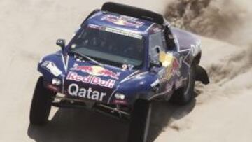 El español Carlos Sainz conduce su vehículo Buggy hoy, domingo 6 de enero de 2013, durante la segunda etapa del rally Dakar 2013.