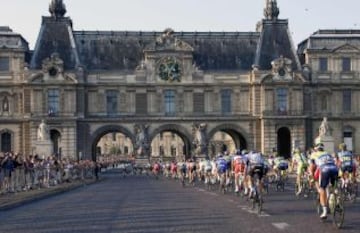 El pelotón a su paso por el museo Louvre.