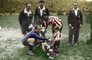 19/05/1930 Athletic-Barcelona. Samitier y Lafuente antes del partido en un San Mamés que es un barrizal