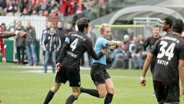 La segunda ocasión fue mientras marcaba una falta. En su afán de reclamar la infracción, Mijatovic se acercó con velocidad a la arbitra y accidentalmente le tocó el pecho. La silbante, tras el partido, reconoció que no se dio cuenta de lo ocurrido debido a su concentración en el juego.