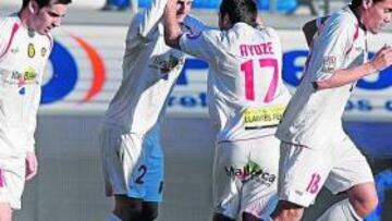 <b>GOL VITAL. </b>Jurado, Ayoze y Arango felicitan a Aduriz tras marcar el solitario gol que le dio los tres puntos al Mallorca en Soria.