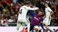 Soccer Football - La Liga Santander - Real Madrid v FC Barcelona - Santiago Bernabeu, Madrid, Spain - March 2, 2019   Barcelona&#039;s Lionel Messi in action with Real Madrid&#039;s Sergio Ramos               REUTERS/Juan Medina