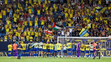 Los futbolistas del Cádiz celebran la victoria ante el Huesca con los aficionados cadistas en el Nuevo Mirandilla.