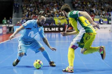 Ricardinho ante Alan Brandi.