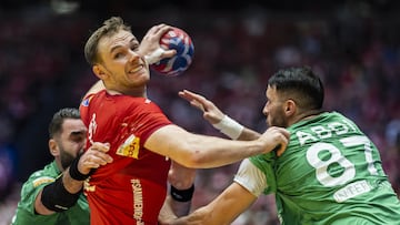 Mathias Gidsel supera en el debut a la defensa argelina (47-22).