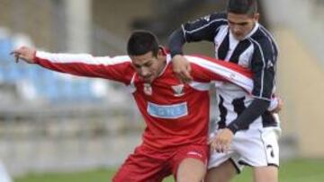 <b>AL ALZA. </b>Tonino protege la pelota del acoso del defensa.