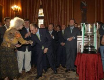 La Duquesa de Alba en la recepción del Ayuntamiento de Sevilla al Betis tras ganar la Copa del Rey de 2005. En la imagen con Manuel Ruiz de Lopera.