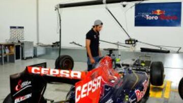 Los periodistas espa&ntilde;oles en la sede de Toro Rosso, donde estuvo Sainz Jr.