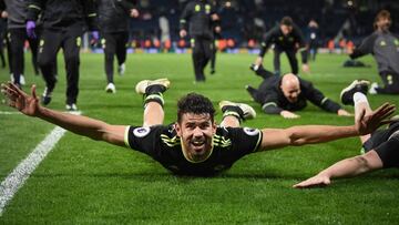 Costa se lanza al suelo para celebrar el título de la Premier con los aficionados del Chelsea. El brasileño sigue de vacaciones.