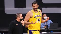 Marc Gasol y Frank Vogel, durante un partido de la NBA de Los Angeles Lakers.