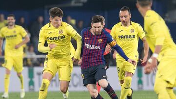 Santiago Cáseres encimando a Leo Messi.