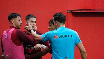 Barcia celebra el gol junto a Barbu y Gómez bajo la atenta mirada del colegiado.