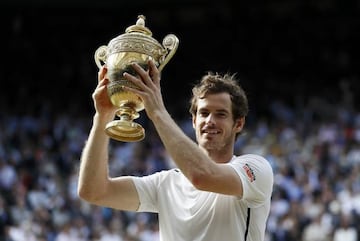Andy Murray levanta el trofeo de campeón de Wimbledon.