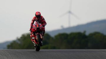 Francesco Bagnaia pilota la Ducati durante los test de pretemporada en Portimao.