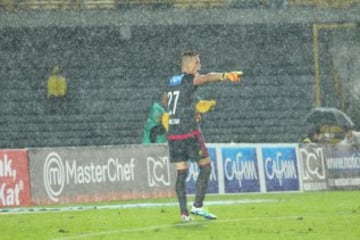 Nicolás Vikonis bajo la lluvia en la victoria de Millonarios ante el Junior