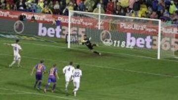 MUNÚA SE LO PARÓ. Xabi ha chutado tres penaltis con el Madrid y el primero que erró fue el del pasado domingo ante el Levante.