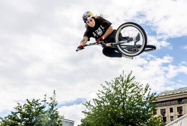 La suiza Nikita Ducarroz realiza acrobacias sobre su bici en un entrenamiento en su camino hacia los Juegos de París. Es tal la pericia que demuestra la medallista de bronce olímpico en Tokio que parece que está manejando una avioneta en lugar de una bicicleta. Todo un impresionante espectáculo parar los amantes del BMX.