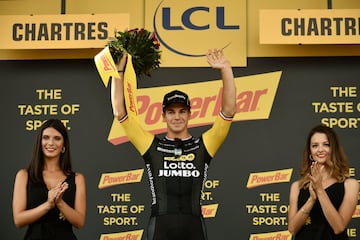 El ciclista holandés Dylan Groenewegen celebra su victoria en la séptima etapa.