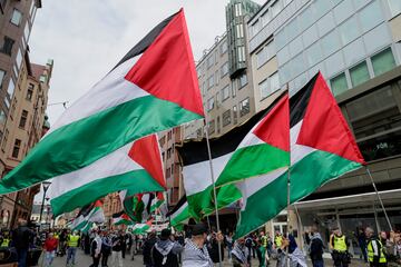 La gente porta banderas palestinas mientras protestan contra la participación israelí en el Festival de la Canción de Eurovisión.