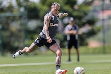 Eduardo Vargas hace la pretemporada con Atlético Mineiro, pero sabe que es muy difícil que Luiz Felipe Scolari lo haga jugar. En el 'Galo' buscan su salida anticipada para poder tener la opción de fichar a otro extranjero.