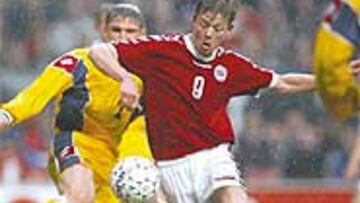 <b>UN NUEVE DE ÁREA</B>. John Dahl Tomasson, la referencia atacante de Dinamarca.