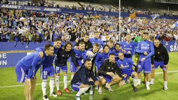 Los jugadores del Zaragoza celebran su clasificación la playoff de ascenso.