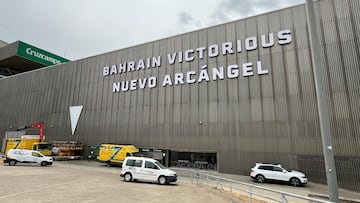 Imagen de la colocación del escudo