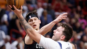 Tyler Herro (i) de los Miami Heat en acci¨®n ante Luka Doncic de los Dallas Mavericks, este mi¨¦rcoles durante un partido de la NBA disputado en el Kaseya Center en Miami (Estados Unidos).