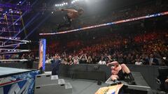 Seth Rollins vuela sobre Brock Lesnar en SummerSlam 2019.