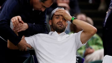 Grigor Dimitrov, dolorido mientras le atiende el fisio de Wimbledon.