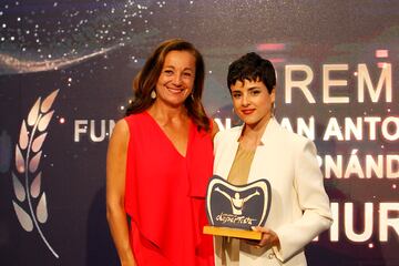 Sara Hurtado recibe el premio de manos de Lola Fernández Ochoa.